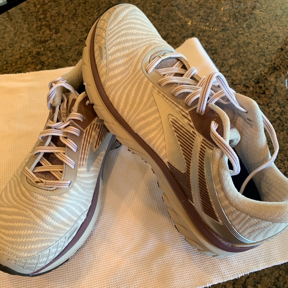 Brooks Adrenaline GTS 18 Ladies tennis shoes